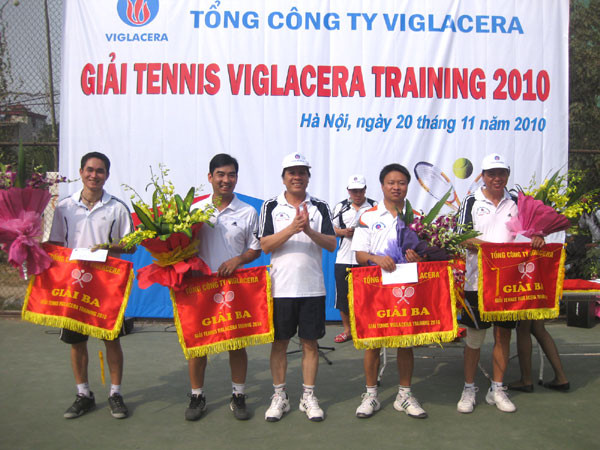 Giải Tennis Viglacera Training 2010: Trường CĐ nghề Viglacera "rinh" 2 giải Nhất