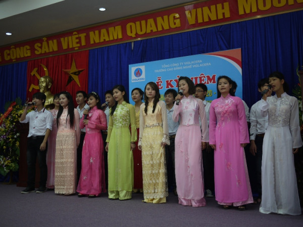 Thứ trưởng Bộ Xây dựng Nguyễn Trần Nam thăm và chúc mừng các thày cô giáo Trường Cao đẳng Nghề Viglacera