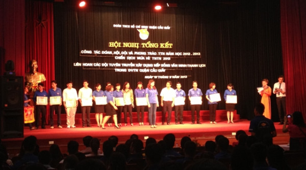Đoàn Thanh niên Viglacera nhận Giấy khen trong Chiến dịch Mùa hè Thanh niên tình nguyện 2013.