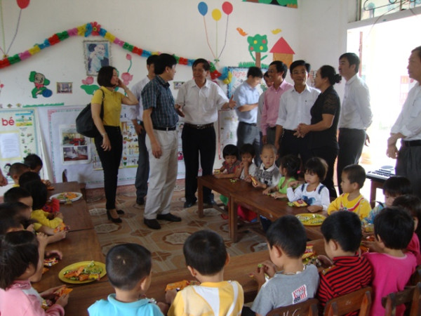 Viglacera tặng VLXD cho bà con bị thiệt hại do bão