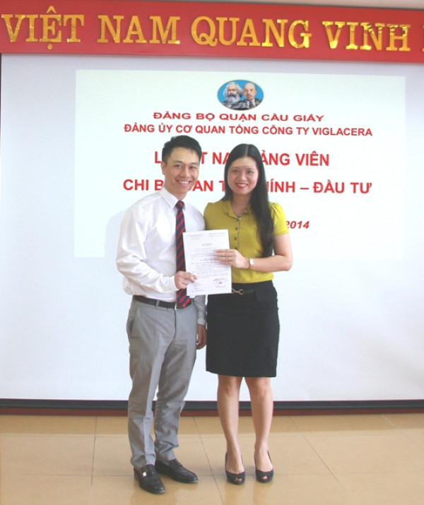 Đảng ủy Tổng công ty Viglacera tổ chức lễ kết nạp Đảng viên mới