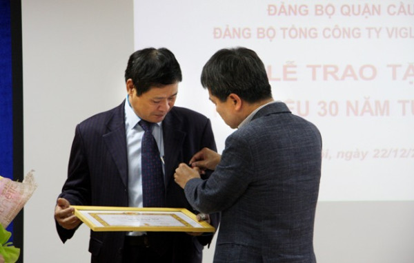 Trao Huy hiệu 30 năm tuổi Đảng cho đ/c Nguyễn Quang Sênh và tổ chức Lễ kết nạp 6 Đảng viên mới