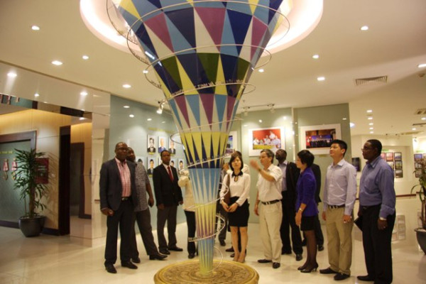 Đoàn cán bộ đa ngành Mozambique thăm TCT Viglacera – CTCP