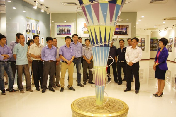 Công ty CP Viglacera Tiên Sơn tổ chức cho CB, CNV học lịch sử Viglacera tại Nhà truyền thống TCT