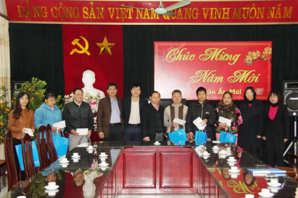 Đảng ủy TCT Viglacera - CTCP thăm và tặng quà chúc tết gia đình khó khăn thuộc Quận Cầu giấy