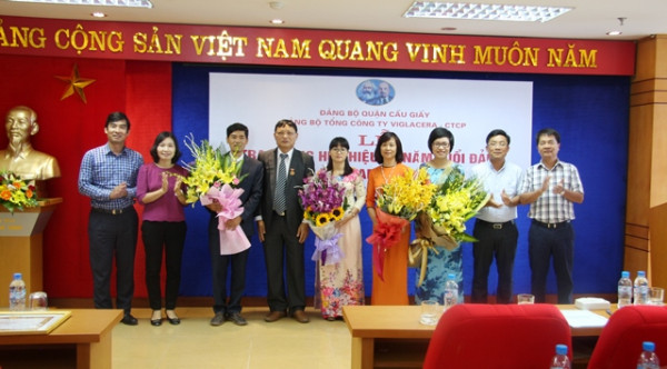 Trao Huy hiệu 30 năm tuổi Đảng cho đ/c Phạm Thế Hoan và tổ chức Lễ kết nạp 4 Đảng viên mới