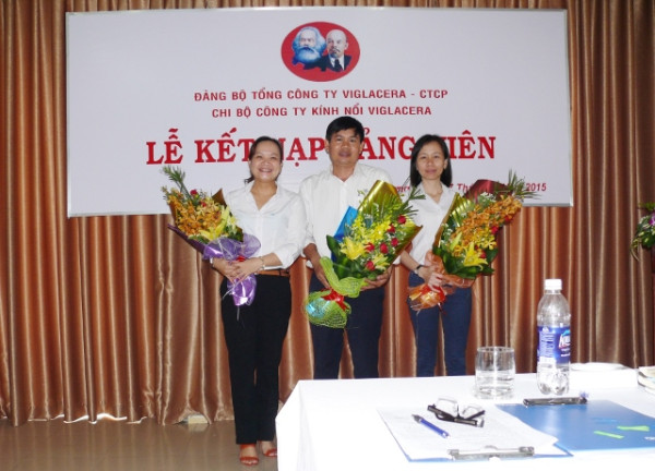 Chi bộ Công ty Kính nổi Viglacera kết nạp 03 Đảng viên mới