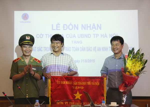 UBND TP. Hà Nội tặng Cờ thi đua Đơn vị xuất sắc trong phong trào toàn dân bảo vệ  An ninh Tổ quốc năm 2014 cho TCT Viglacera – CTCP
