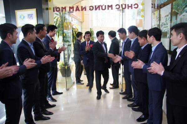 Board of Directors of Viglacera Corporation came to welcome Traditional New Year 2016 with its subsidiaries