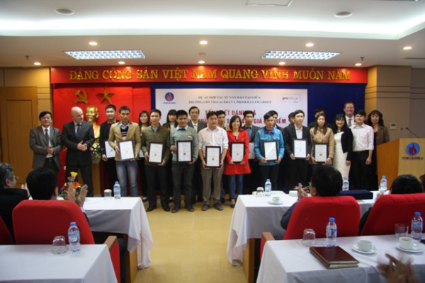 26 students from Viglacera’s subsidiaries were granted UK certificate under pilot assessment program of Proskills UK Group