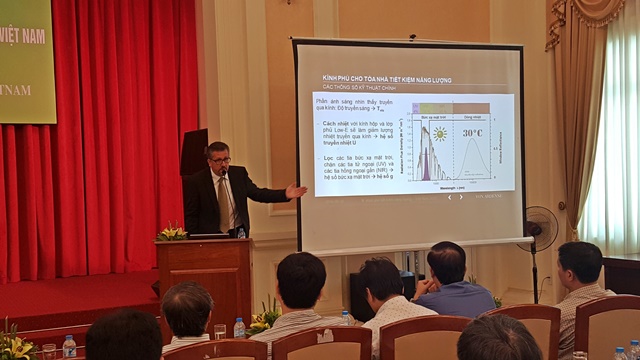 Tiến sĩ Steffen Muller – Giám đốc kinh doanh và phát triển của Von Ardenne GmbH trình bày về những ưu việt của kính phủ tại Hội thảo. 