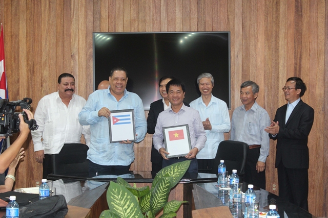 Tổng giám đốc Viglacera Nguyễn Anh Tuấn tại buổi ký kết với IMECO