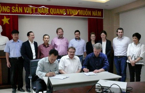 Viện Phát triển Công nghệ INNOVENT – CHLB Đức và VIGLACERA hợp tác về bí quyết công nghệ trên thị trường kính phủ Việt Nam