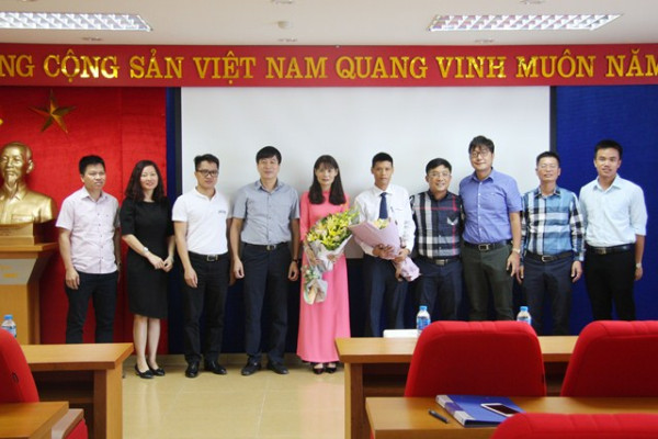 Đảng ủy TCT Viglacera tổ chức kết nạp 2 đồng chí Đảng viên mới thuộc Chi bộ Công ty CP Viglacera Thăng Long