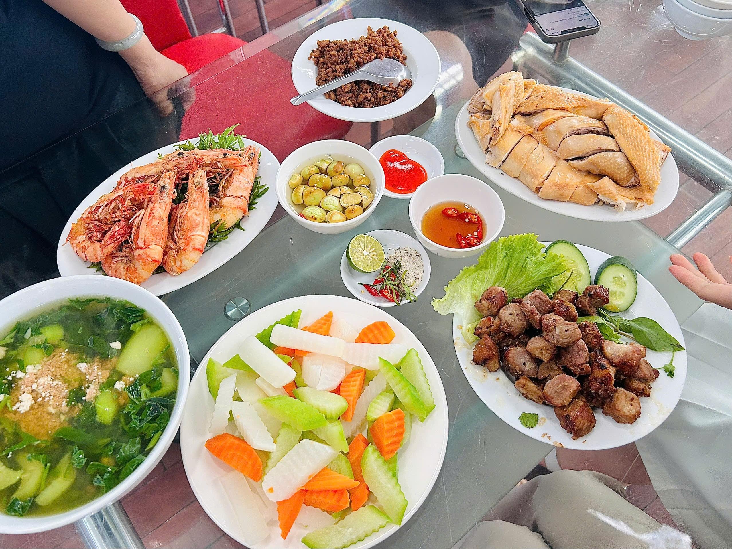 20250827 Bua com cong doan (11)