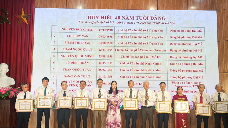 Trao tặng Huy hiệu 40 năm tuổi Đảng cho Phó bí thư Đảng ủy, Chủ tịch Công đoàn Tổng công ty Viglacera