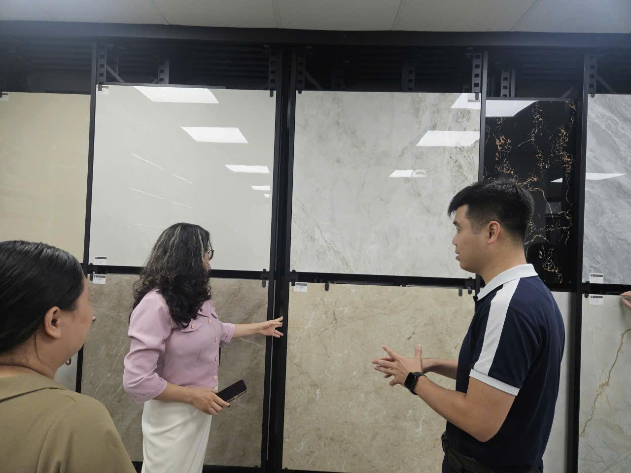 gạch Ấn Độ trưng bày tại 1 showroom tại Hà Đông