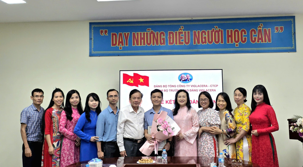 Chi bộ Trường Cao đẳng Viglacera  tổ chức Lễ kết nạp đảng viên mới