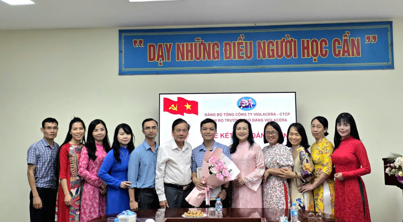 Chi bộ Trường Cao đẳng Viglacera  tổ chức Lễ kết nạp đảng viên mới